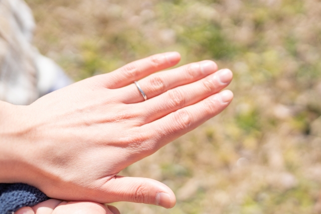 内縁の妻に対する相続税は?配偶者控除が使えない/相続税の2割加算などに注意