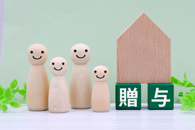 どんな財産が対象になる？現金だけでなく不動産・株式・生命保険金も含まれるケースを押さえる